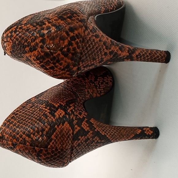 Heels 6.5 color is orange and black - Picture 4 of 5